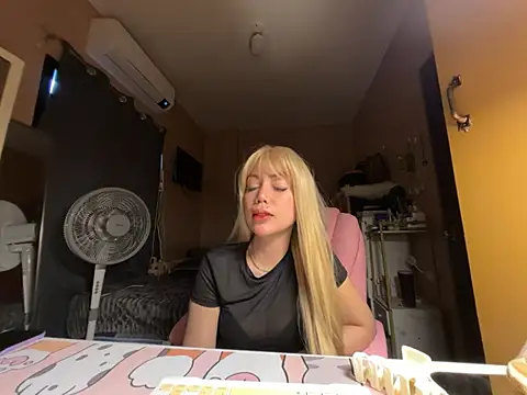 Snapshot of sweet_glam chatting on 05/15/26, 08:01 sweet glam online show from 05/15/26, 08:01