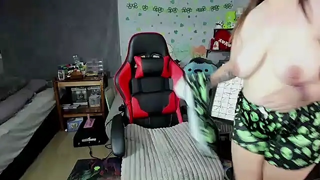DelilaFields2 online show from 05/05/26, 04:37