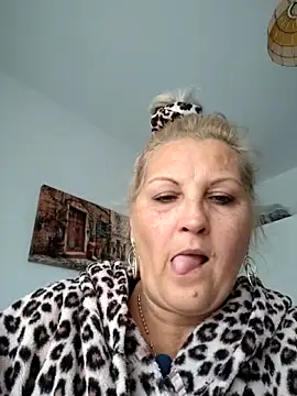 Divineblond online show from 10/27/25, 10:05