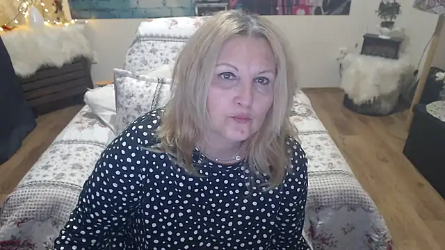 Snapshot of Divineblond chatting on 03/21/25, 08:50 Divineblond online show from 03/21/25, 08:50