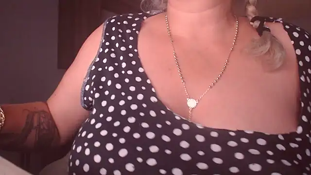 Snapshot of Divineblond chatting on 09/12/25, 12:11 Divineblond online show from 09/12/25, 12:11