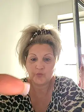 Snapshot of Divineblond chatting on 10/08/25, 11:45 Divineblond online show from 10/08/25, 11:45