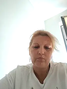 Snapshot of Divineblond chatting on 09/23/25, 12:23 Divineblond online show from 09/23/25, 12:23