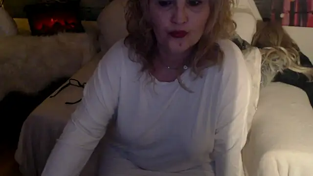 Snapshot of Divineblond chatting on 03/11/25, 11:26 Divineblond online show from 03/11/25, 11:26