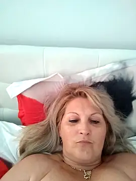 Snapshot of Divineblond chatting on 09/22/25, 01:17 Divineblond online show from 09/22/25, 01:17