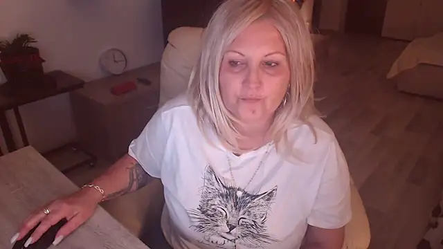 Snapshot of Divineblond chatting on 10/19/25, 09:17 Divineblond online show from 10/19/25, 09:17