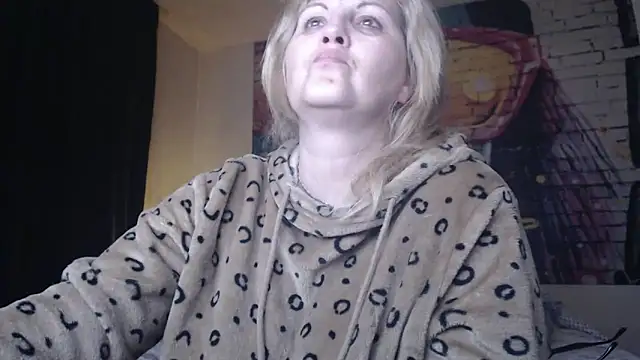Snapshot of Divineblond chatting on 03/22/25, 02:27 Divineblond online show from 03/22/25, 02:27
