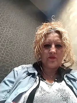 Snapshot of Divineblond chatting on 03/09/25, 09:13 Divineblond online show from 03/09/25, 09:13