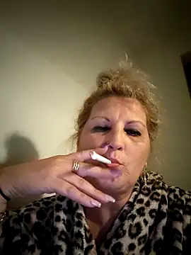 Snapshot of Divineblond chatting on 10/06/25, 07:36 Divineblond online show from 10/06/25, 07:36