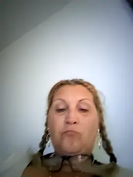 Snapshot of Divineblond chatting on 10/09/25, 02:17 Divineblond online show from 10/09/25, 02:17