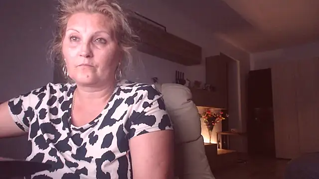 Snapshot of Divineblond chatting on 09/18/25, 10:46 Divineblond online show from 09/18/25, 10:46