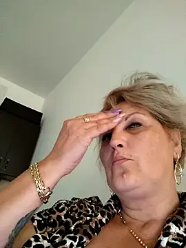 Snapshot of Divineblond chatting on 10/01/25, 10:41 Divineblond online show from 10/01/25, 10:41