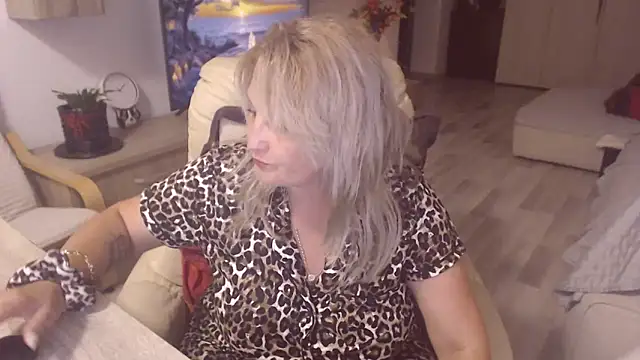 Snapshot of Divineblond chatting on 09/24/25, 10:48 Divineblond online show from 09/24/25, 10:48