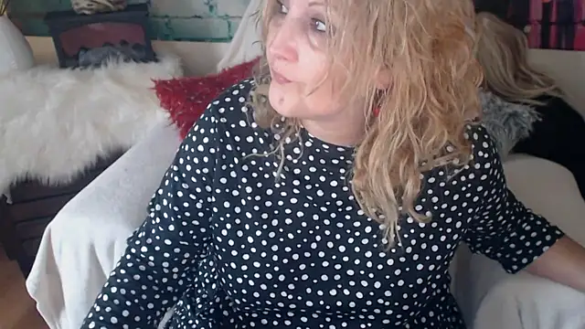 Snapshot of Divineblond chatting on 03/12/25, 08:19 Divineblond online show from 03/12/25, 08:19