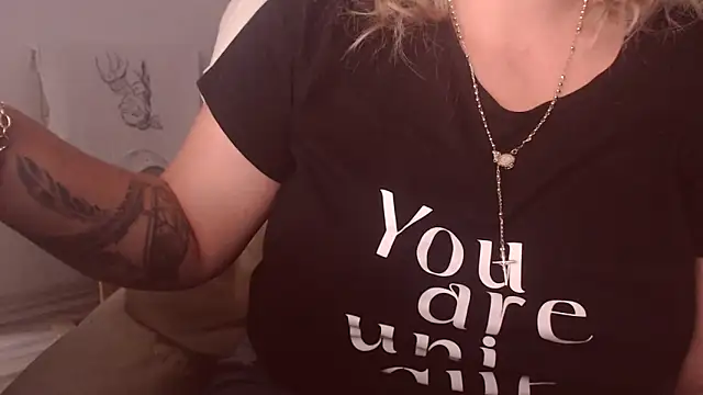 Snapshot of Divineblond chatting on 09/17/25, 02:41 Divineblond online show from 09/17/25, 02:41