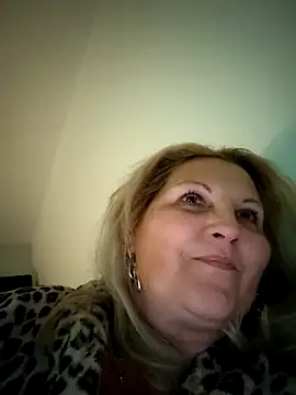 Snapshot of Divineblond chatting on 10/17/25, 06:43 Divineblond online show from 10/17/25, 06:43