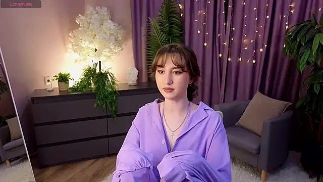 Snapshot of LouiseEvans chatting on 04/28/26, 11:47 LouiseEvans online show from 04/28/26, 11:47