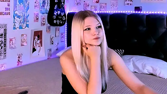 Snapshot of LunariaFox chatting on 05/14/26, 02:58 LunariaFox online show from 05/14/26, 02:58