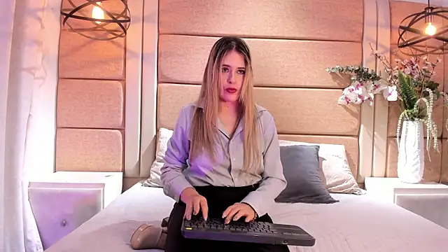 AndreinaOwen online show from 07/16/26, 12:13