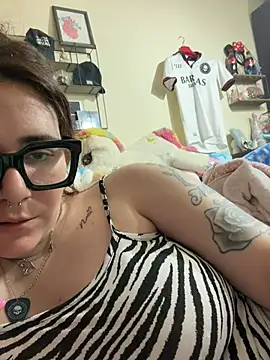 lauasg97 online show from 04/22/26, 11:55