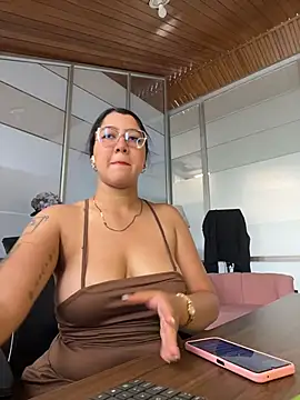 Chloe Thomsoon  online show from 06/01/26, 07:24