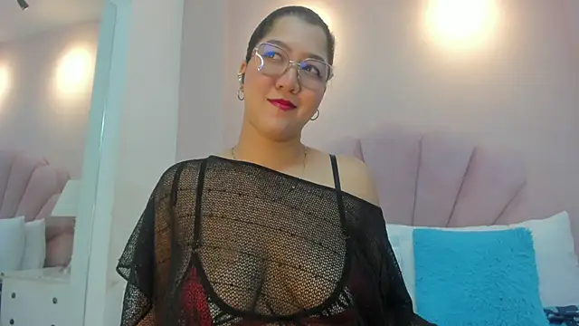 Chloe Thomsoon  online show from 04/23/26, 12:22