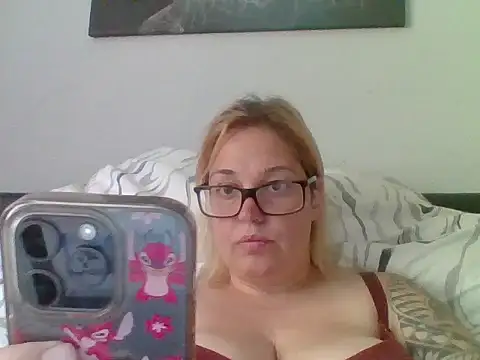 Snapshot of SecretRavenXO chatting on 06/03/26, 02:18 SecretRavenXO online show from 06/03/26, 02:18