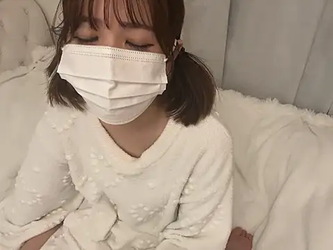 hiyo vv  online show from 04/24/26, 11:18