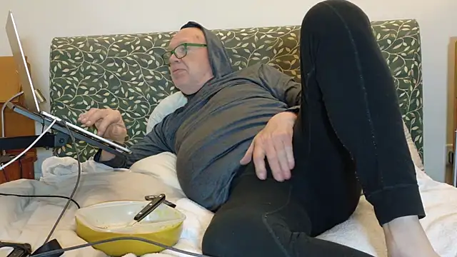 Snapshot of KinkCentral chatting on 05/19/26, 08:38 KinkCentral online show from 05/19/26, 08:38