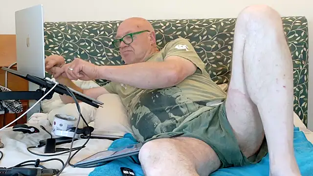 Snapshot of KinkCentral chatting on 05/24/26, 07:47 KinkCentral online show from 05/24/26, 07:47