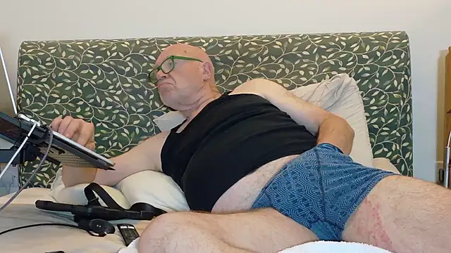 Snapshot of KinkCentral chatting on 06/02/26, 08:42 KinkCentral online show from 06/02/26, 08:42
