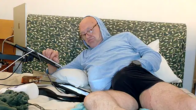 Snapshot of KinkCentral chatting on 05/12/26, 08:37 KinkCentral online show from 05/12/26, 08:37