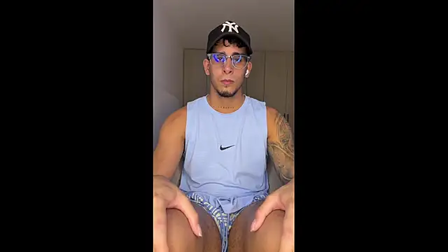 Snapshot of Iamcamilo__ chatting on 05/19/26, 08:32 Iamcamilo online show from 05/19/26, 08:32