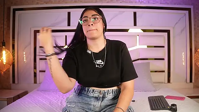 nicole sm online show from 04/24/26, 03:30