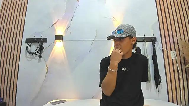AxelAndCloe online show from 06/16/26, 04:01
