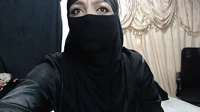 Snapshot of nadia__abaud chatting on 06/18/26, 01:48 nadia abaud online show from 06/18/26, 01:48