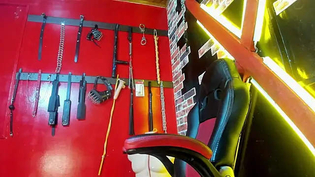 Snapshot of Dominatriz_Arlette chatting on 05/20/26, 07:11 Dominatriz Arlette online show from 05/20/26, 07:11