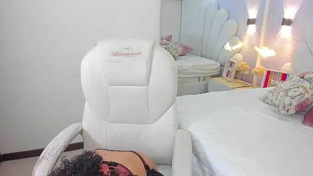 Snapshot of roxy_domnin chatting on 06/17/26, 03:39 roxy domnin online show from 06/17/26, 03:39