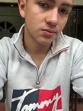 santiagoo madrid online show from 04/25/26, 04:48