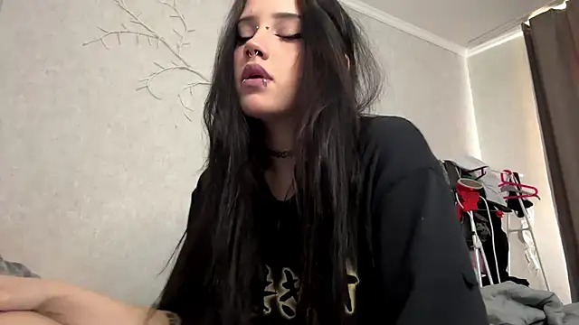 Snapshot of LouisePavlides chatting on 05/15/26, 12:47 LouisePavlides online show from 05/15/26, 12:47