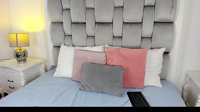 sofia  thompson online show from 05/22/26, 11:41