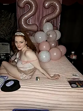 Snapshot of lolarae_xx chatting on 06/14/26, 05:14 lolarae xx online show from 06/14/26, 05:14