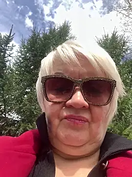 Laura Miillf online show from 04/30/26, 09:05