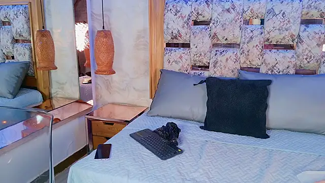 chica nocturna25 online show from 05/05/26, 03:09