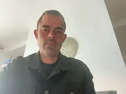 Snapshot of Riccardo86xx chatting on 05/17/26, 04:23 Riccardo86xx online show from 05/17/26, 04:23