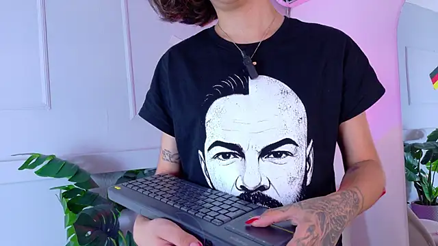 ZoeyPetit online show from 07/17/26, 11:07