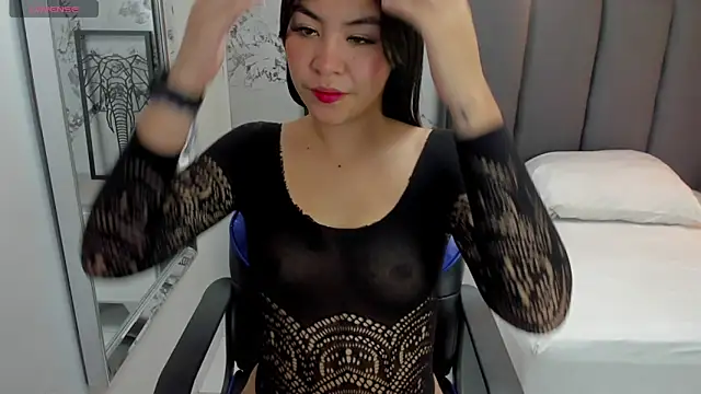 SHARLOTTE SUITTE online show from 05/02/26, 07:19