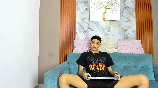 LOVE GUYS1 online show from 05/18/26, 01:16