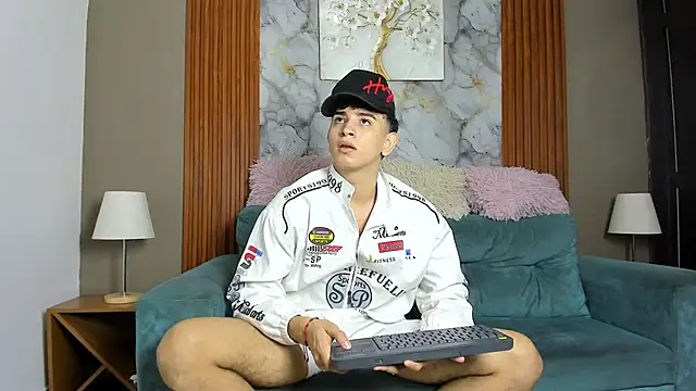 LOVE GUYS1 online show from 05/11/26, 04:04