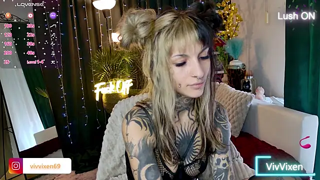 Snapshot of VivVixen chatting on 06/01/26, 02:06 VivVixen online show from 06/01/26, 02:06